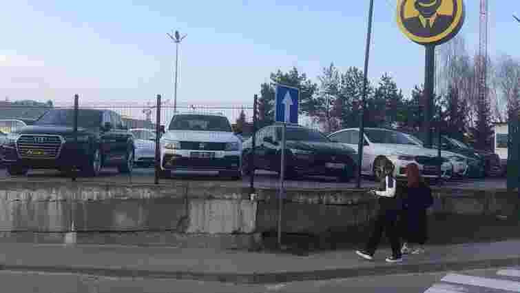 Фірма з продажу авто захопила ділянку під транспортну розв'язку у Львові