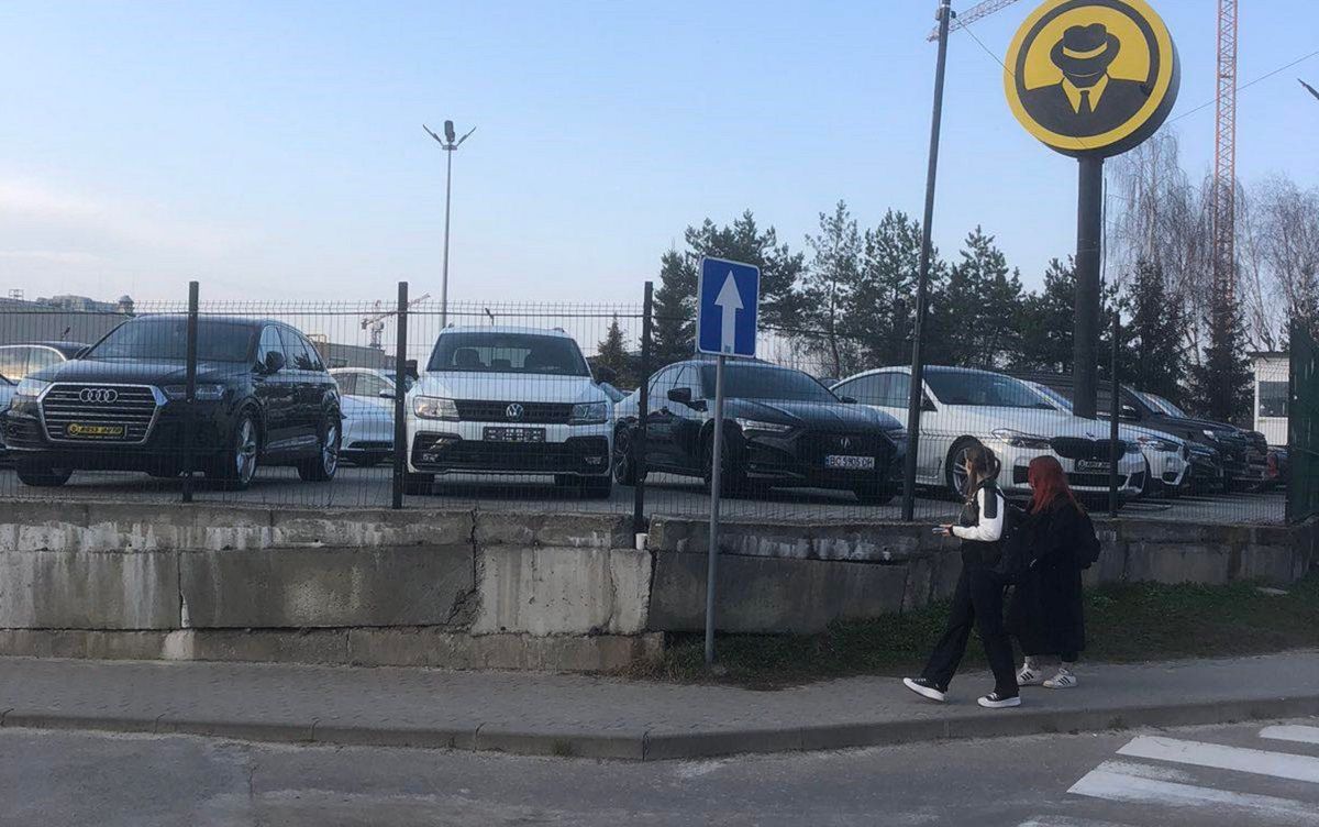 Фірма з продажу авто захопила ділянку під транспортну розв'язку у Львові