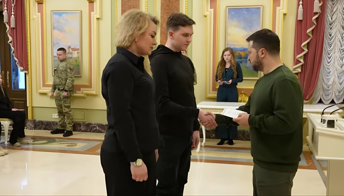 Зеленський вручив родині загиблого офіцера з Волині сертифікат на житло