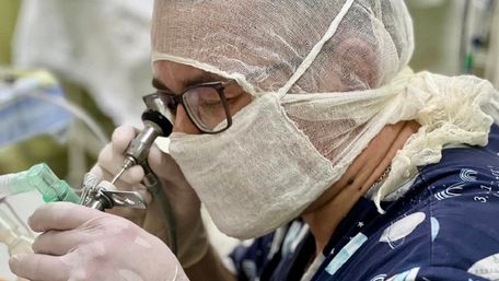 Хірурги Львова прооперували однорічну дівчинку з насінням гарбуза у бронхах
