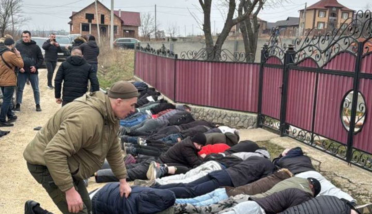 Поблизу кордону на Буковині затримали мікроавтобус із 34 ухилянтами всередині
