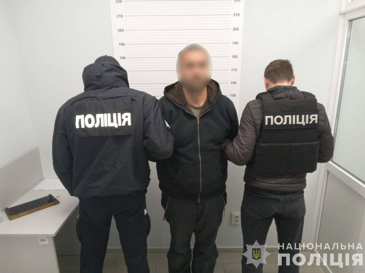 На Закарпатті шахрай видурив у дружини полоненого військового 10,5 тис. доларів 