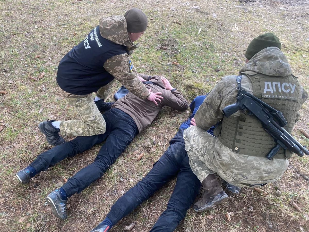 На Буковині прикордонники пострілами зупинили двох ухилянтів