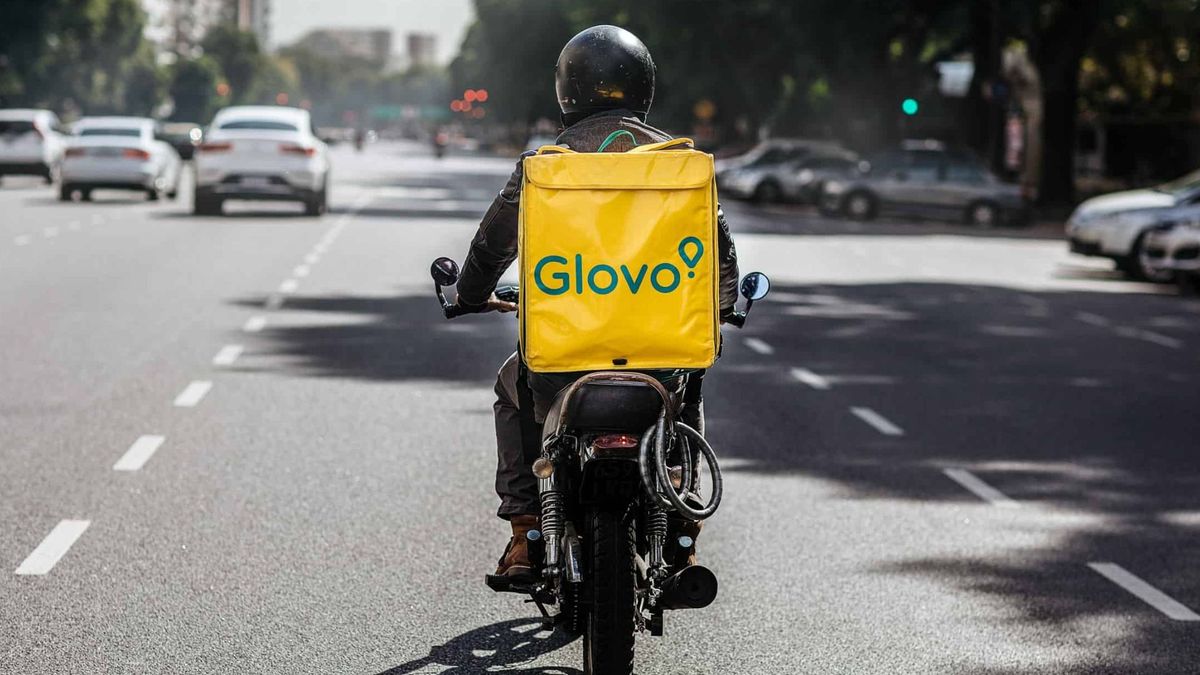 У Львові двоє кур'єрів Glovo побилися з водієм тролейбуса
