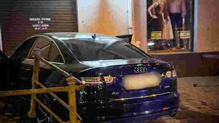 У Львові нетверезий 22-річний водій Audi в'їхав у магазин