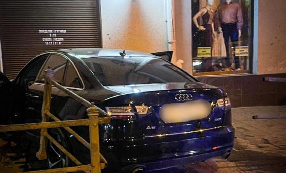 У Львові нетверезий 22-річний водій Audi в'їхав у магазин