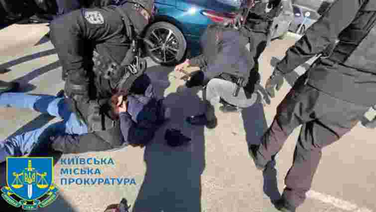 У Києві група шахраїв під виглядом працівників ТЦК вимагала гроші у чоловіків