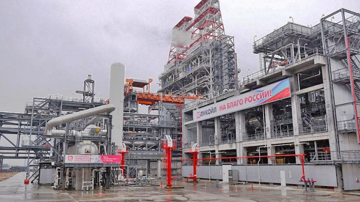 Внаслідок атаки дронами припинив роботу один з найбільших російських нафтопереробних заводів