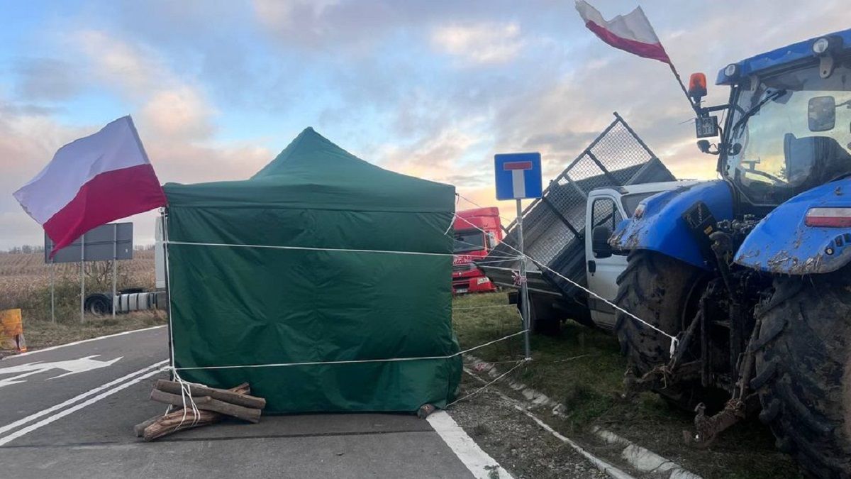 Польські фермери заблокували рух вантажівок з України у чотирьох пунктах пропуску
