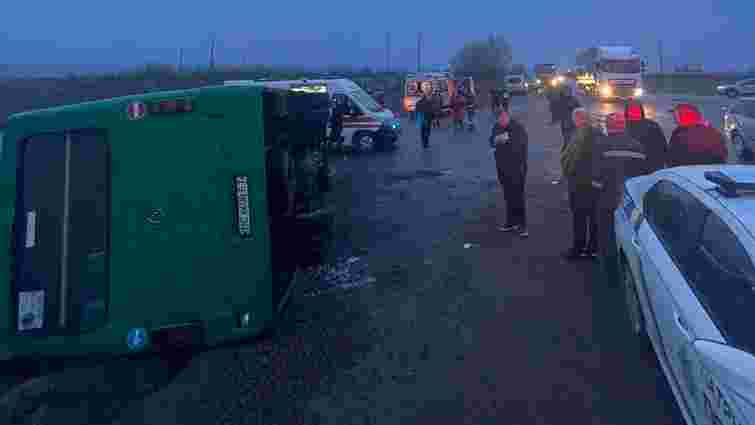 У ДТП з рейсовим автобусом на Львівщині постраждали 16 людей