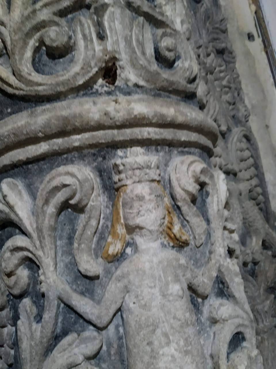 Зображення на колоні Мелюзини — фігури європейського фольклору, яка символізує жіночий дух прісної води (фото ЛМР)