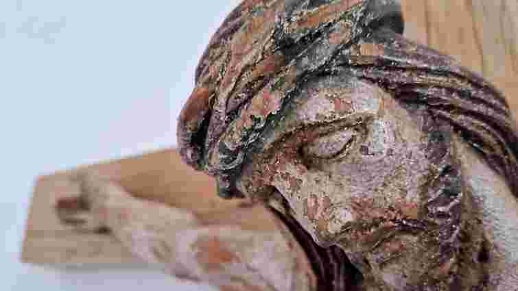 На Львівщині відреставрували дерев’яну скульптуру, знайдену у дзвіниці церкви