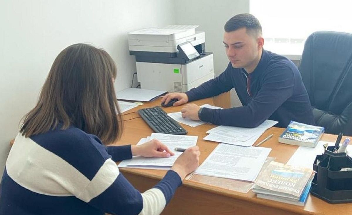 Медсестра з Львівщини незаконно отримувала зарплату, перебуваючи за кордоном