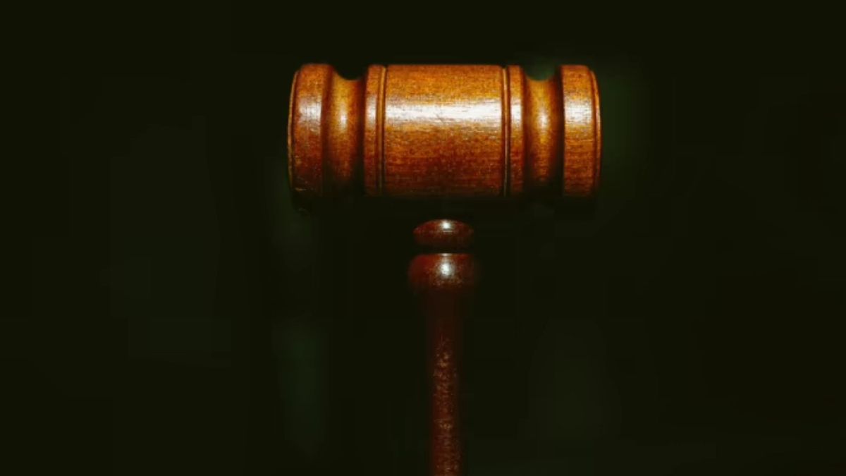 Львівський суд звільнив від покарання офіціантку, яка привласнила 75 тис. грн 