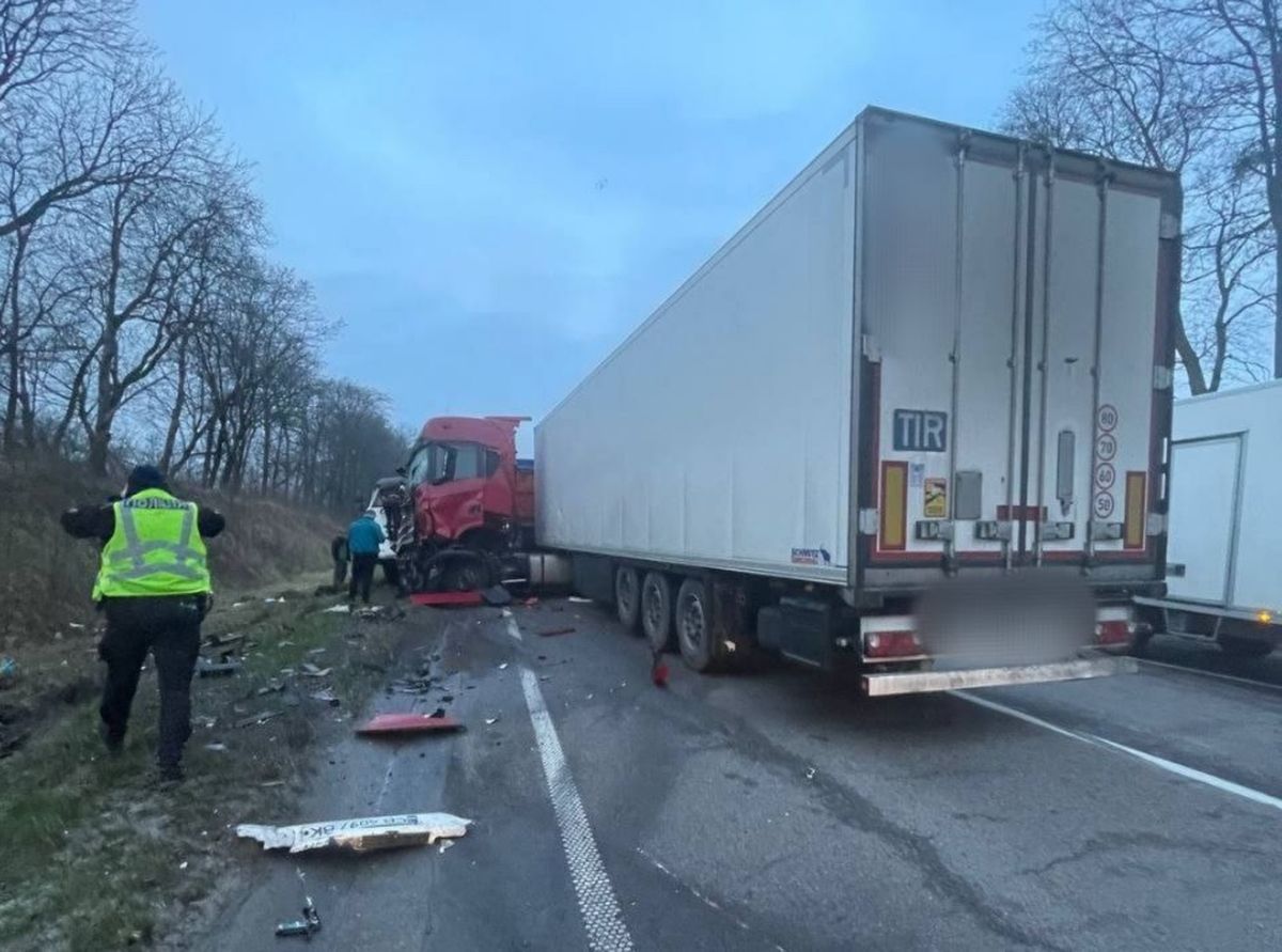 Через ДТП між вантажівками на трасі Київ – Чоп біля Львова обмежений рух