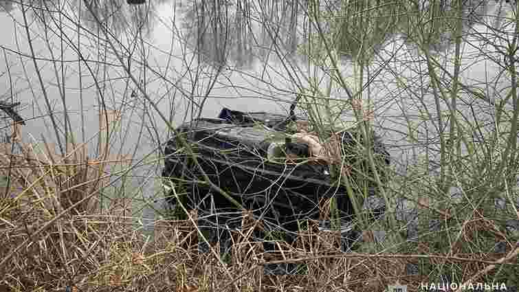 У ставку на Хмельниччині в BMW потонули водій та пасажир