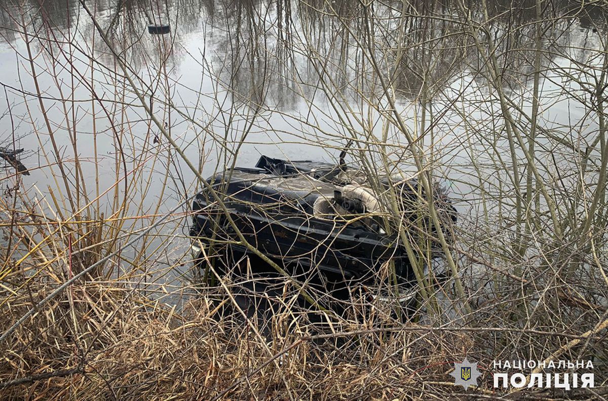 У ставку на Хмельниччині в BMW потонули водій та пасажир