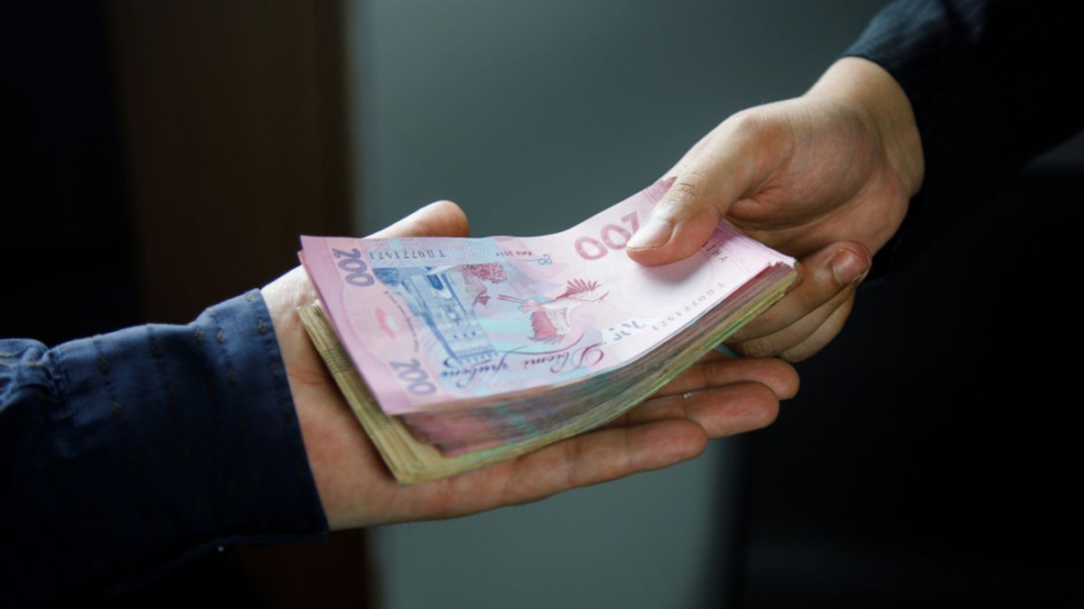 Франківський суд оштрафував секретарку ВЛК за 2000 доларів хабара від ухилянта