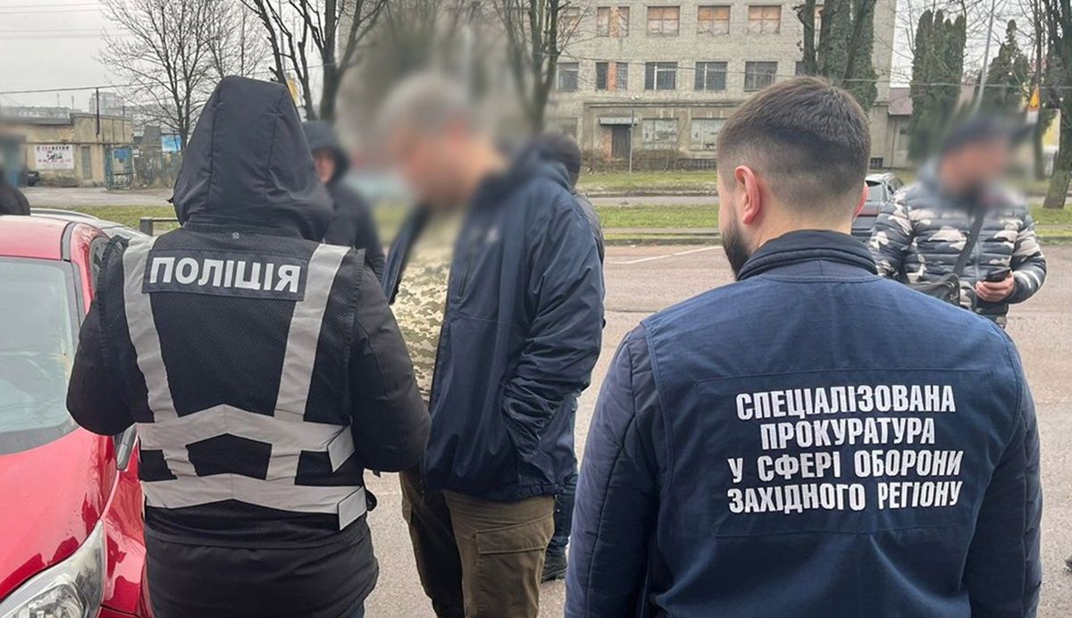 Мешканець Львівщини за хабарі бронював військовозобов’язаних та допомагав виїхати за кордон