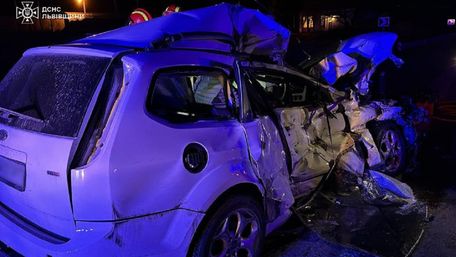 На Львівщині у ДТП  із вантажівкою загинули водійка та пасажир легкового авто