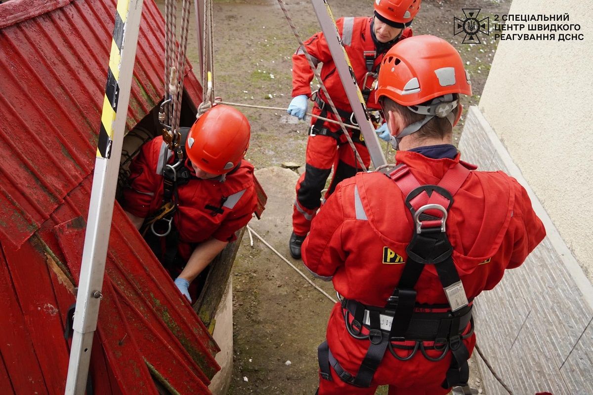 На Львівщині рятувальники витягнули із колодязя тіло 77-річної жінки