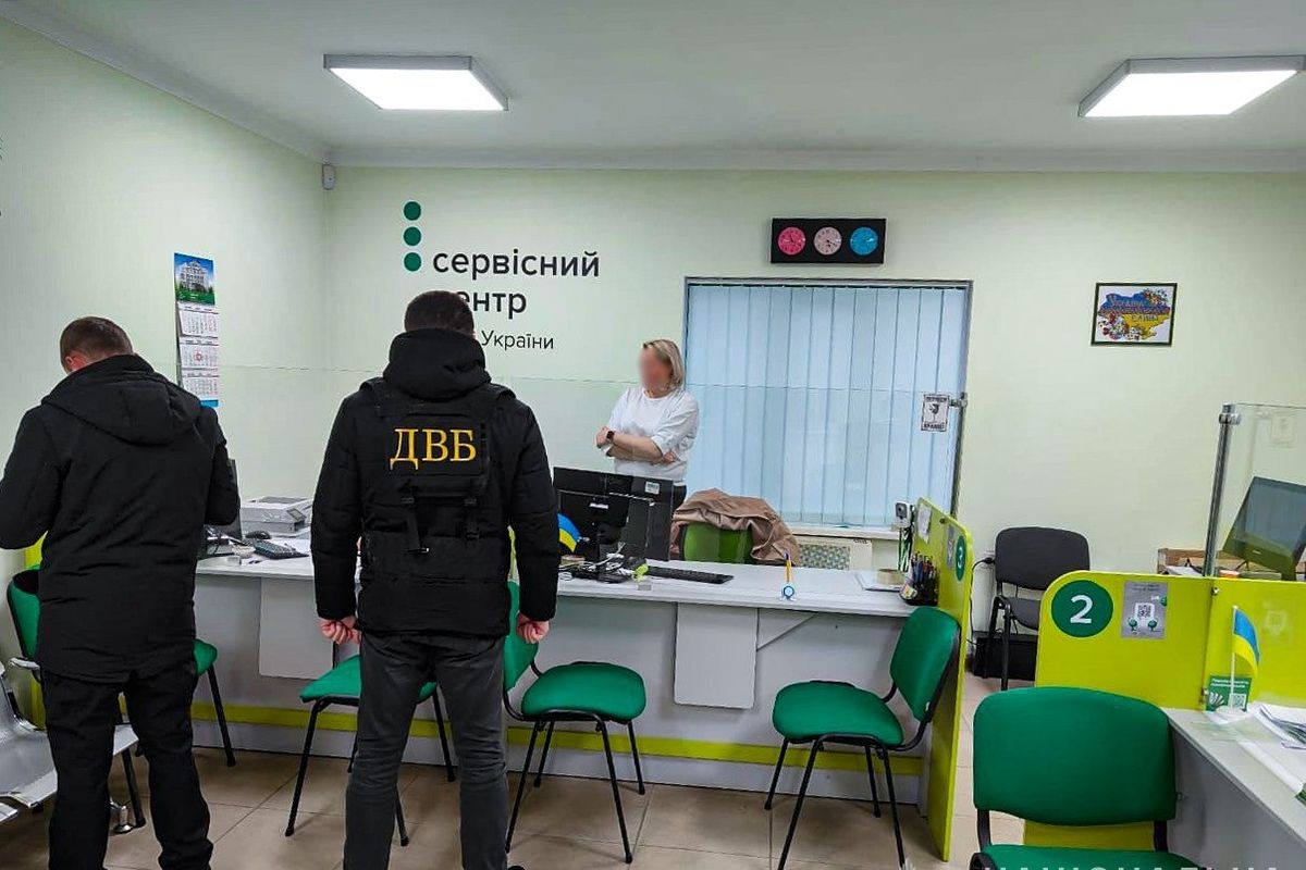 На Тернопільщині працівники сервісного центру вимагали хабарі за безперешкодну реєстрацію авто