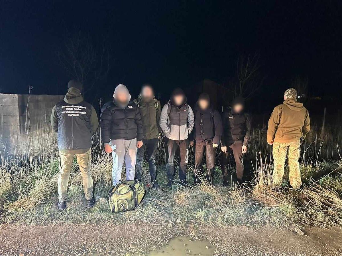 Біля підніжжя Карпат прикордонники затримали дві групи ухилянтів з різних областей
