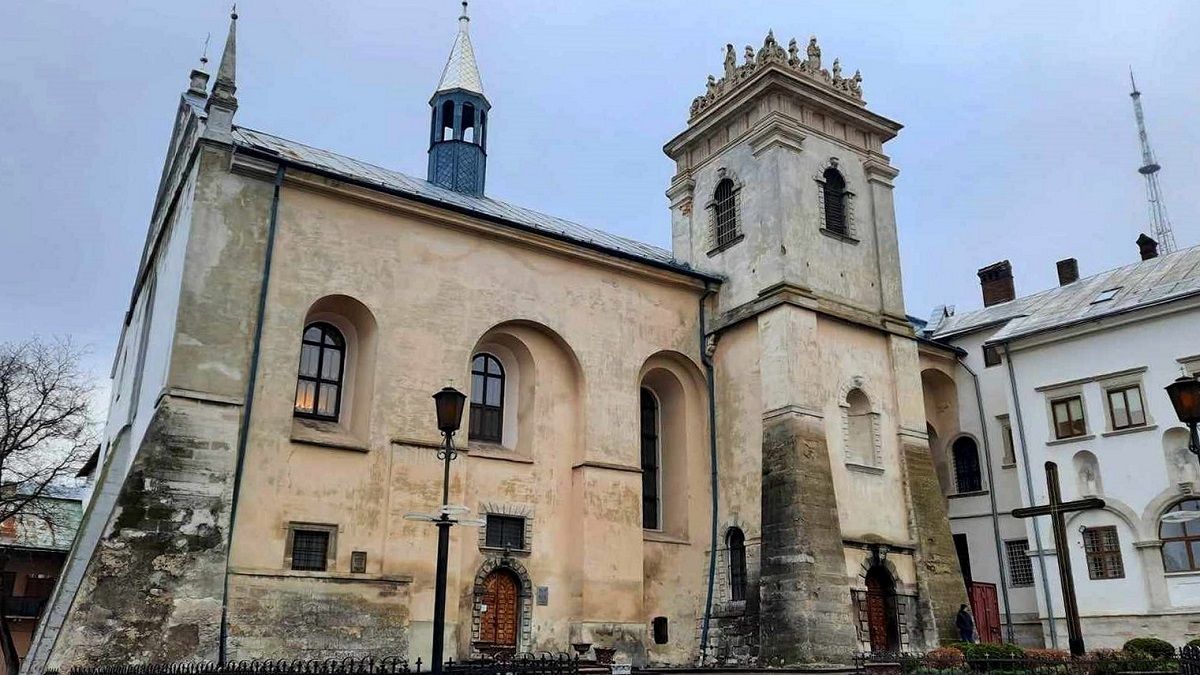 Реставратори показали відновлені скульптури давнього ренесансного храму у Львові