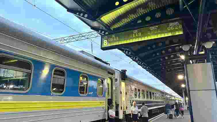 «Укрзалізниця» дозволила пересідати на потяги тим, хто спізнився на рейс через польські протести