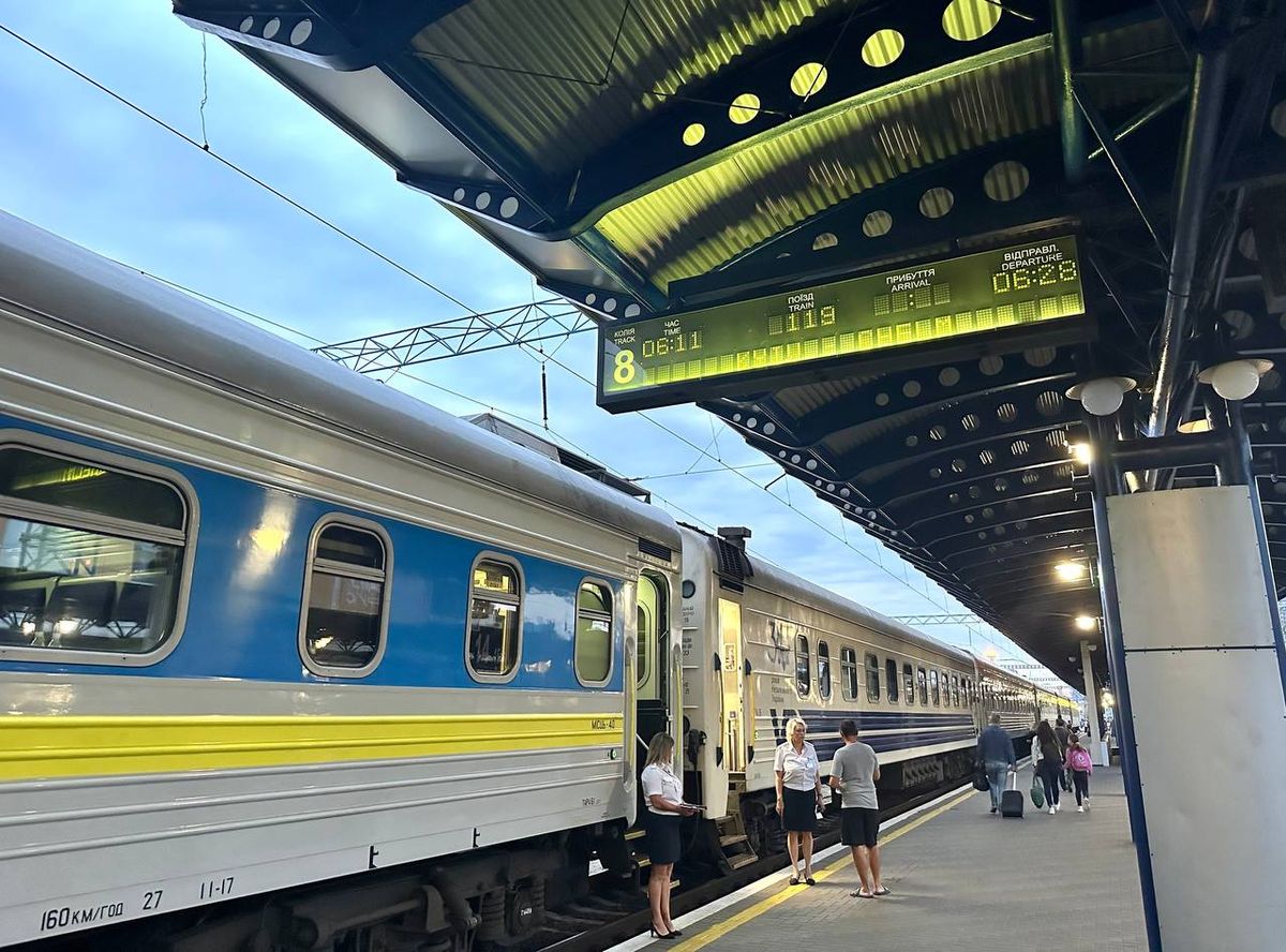 «Укрзалізниця» дозволила пересідати на потяги тим, хто спізнився на рейс через польські протести