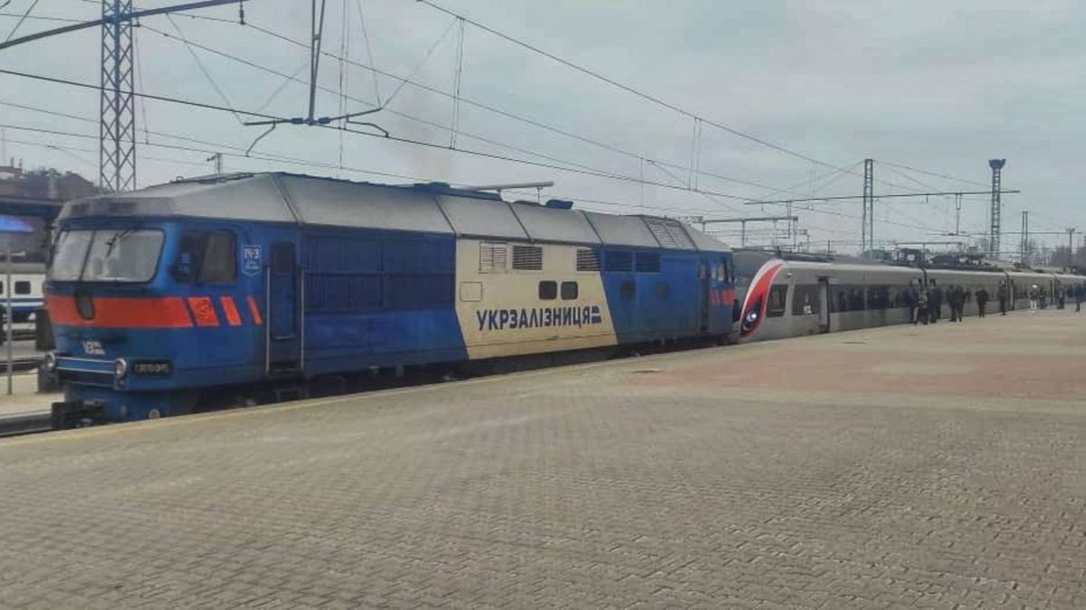 Через масовані обстріли України затримаються 14 рейсів «Укрзалізниці»