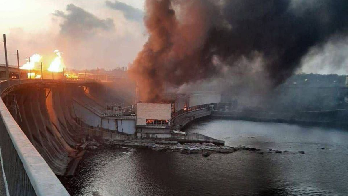 Росіяни обстріляли Дніпровську ГЕС ракетами, зайнялась пожежа
