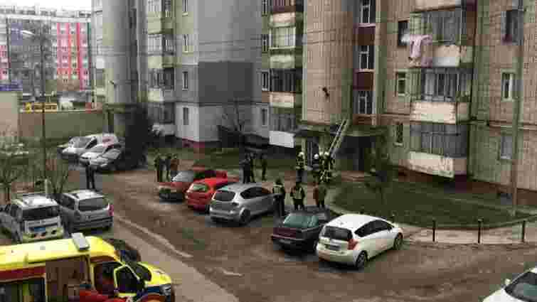 У Львові з вікна восьмого поверху житлового будинку випала дівчина