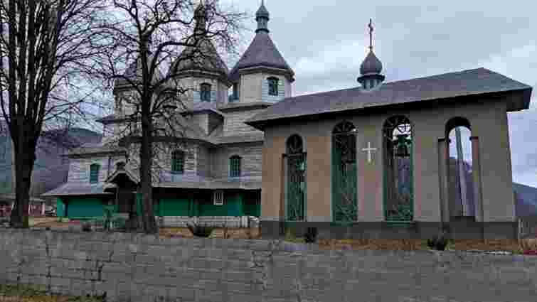 Після відмови священика ховати військового парафія буковинського села перейшла до ПЦУ