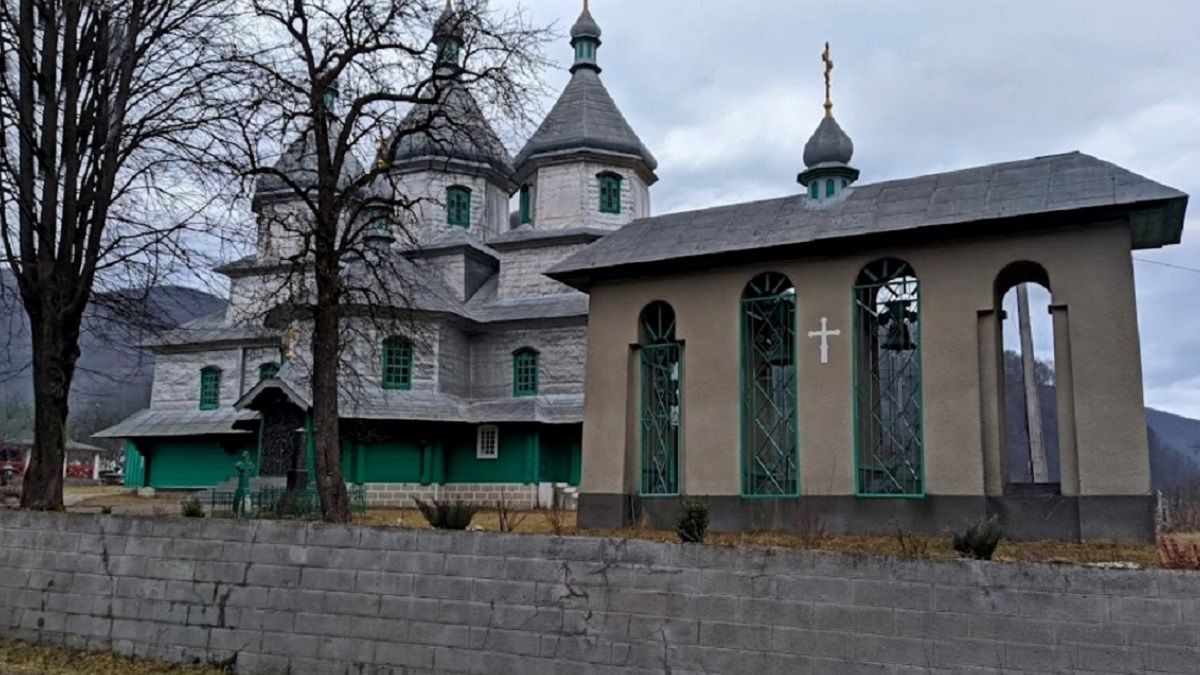 Після відмови священика ховати військового парафія буковинського села перейшла до ПЦУ