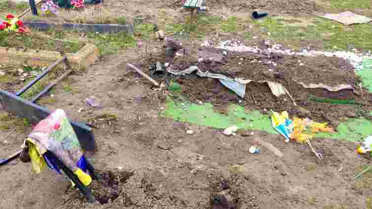 Житель Житомирщини через ревнощі пошкодив могилу військового