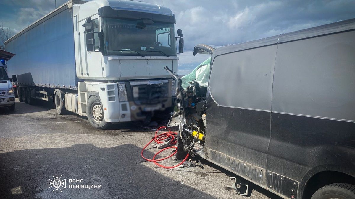 У ДТП з вантажівкою на Львівщині загинув водій буса та травмувалася дитина