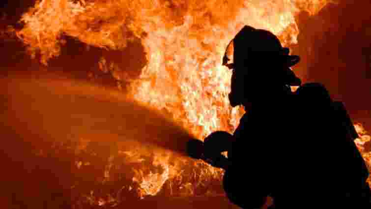 Рятувальники Львівщини 13 годин гасили пожежу на атакованому об’єкті інфрастуктури