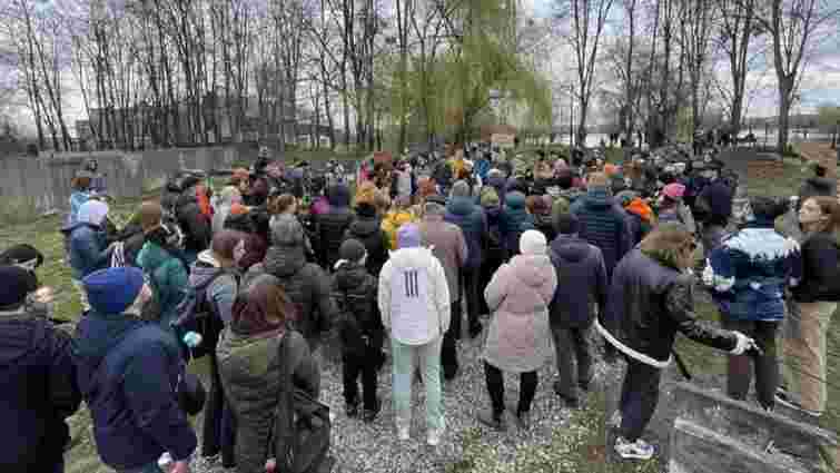 Іванофранківці вийшли на протест проти забудови ділянки біля озера