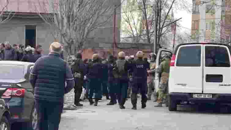 У Єревані троє чоловіків з гранатою намагались увірватись до відділку поліції