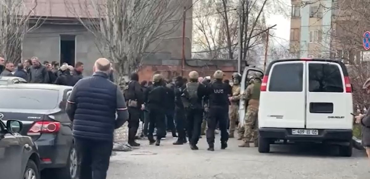У Єревані троє чоловіків з гранатою намагались увірватись до відділку поліції