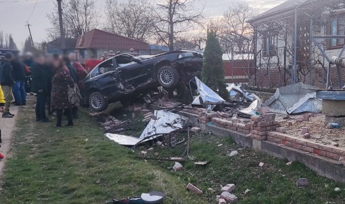На Буковині п'яний водій BMW врізався в паркан, загинула 15-річна дівчина