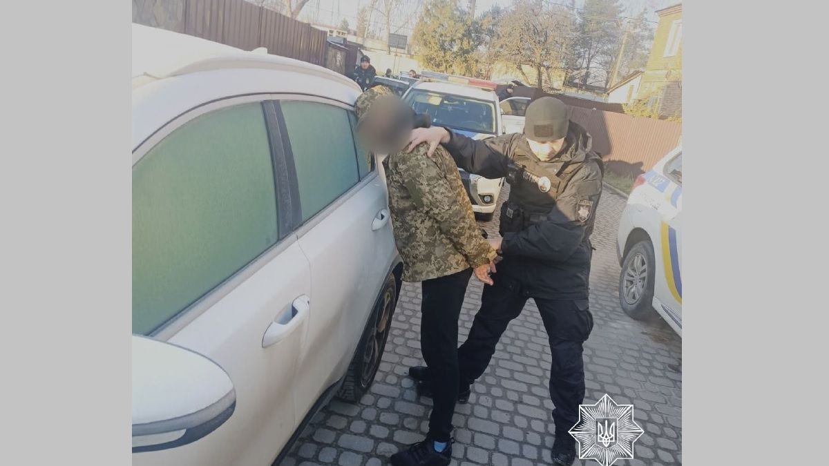 Львівські патрульні за гарячими слідами затримали двох грабіжників банку