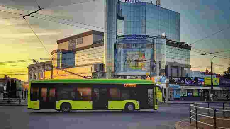 Після російської атаки у Хмельницькому курсує втричі менше тролейбусів