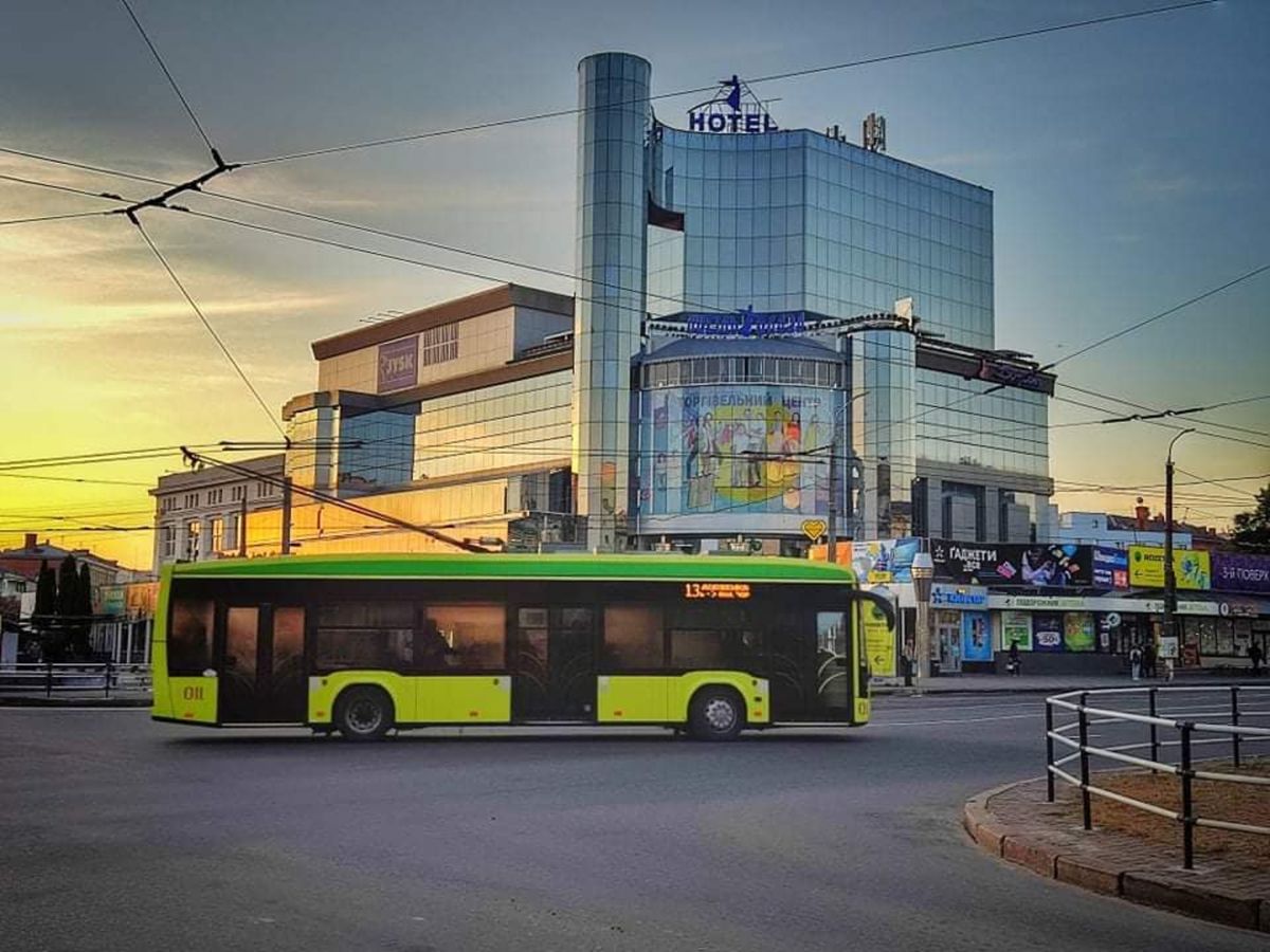 Після російської атаки у Хмельницькому курсує втричі менше тролейбусів