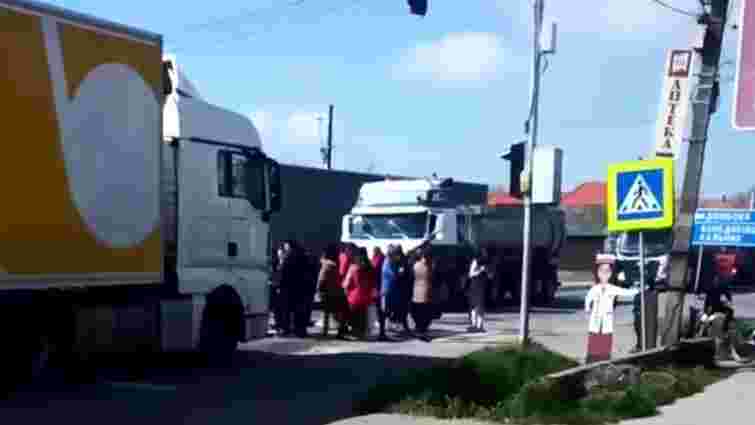 Біля Мукачева жінки перекрили дорогу, протестуючи проти мобілізації