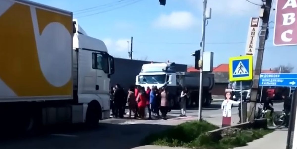 Біля Мукачева жінки перекрили дорогу, протестуючи проти мобілізації