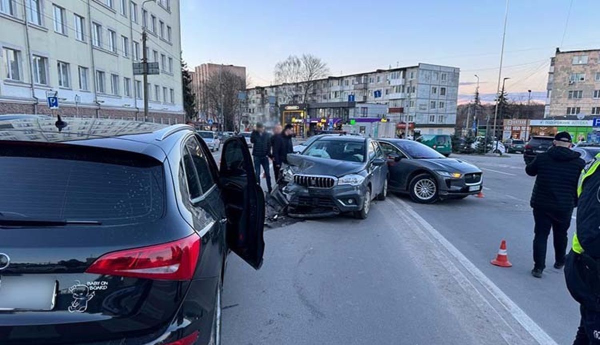 У Тернополі п'яний працівник СБУ скоїв аварію з трьома автомобілями