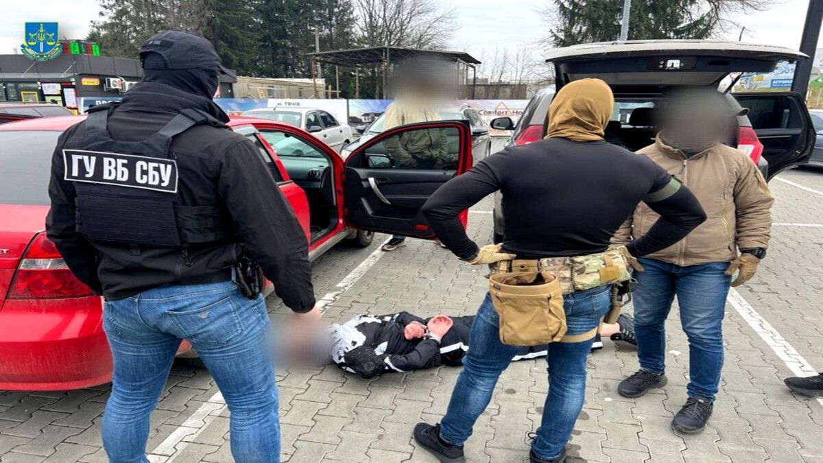 На Закарпатті інспектора ДПСУ підозрюють у сприянні контрабанді сигарет до Румунії