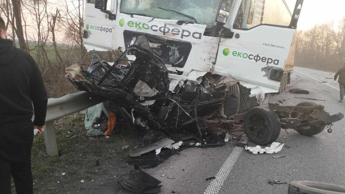 Військовий і неповнолітній загинули в ДТП з вантажівкою на Хмельниччині